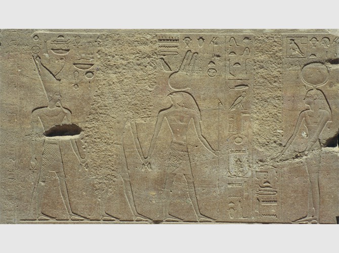 150b_24_Facade est assise 2, Hatchepsout est conduite vers Hathor par montou et Atoum,