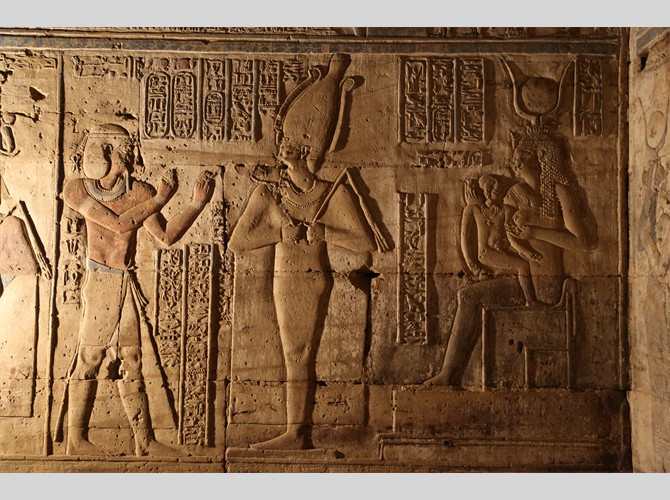 Opet PM 28 IIb ch X Ptol 7 devt Osiris & Isis allaitant Harsiesis